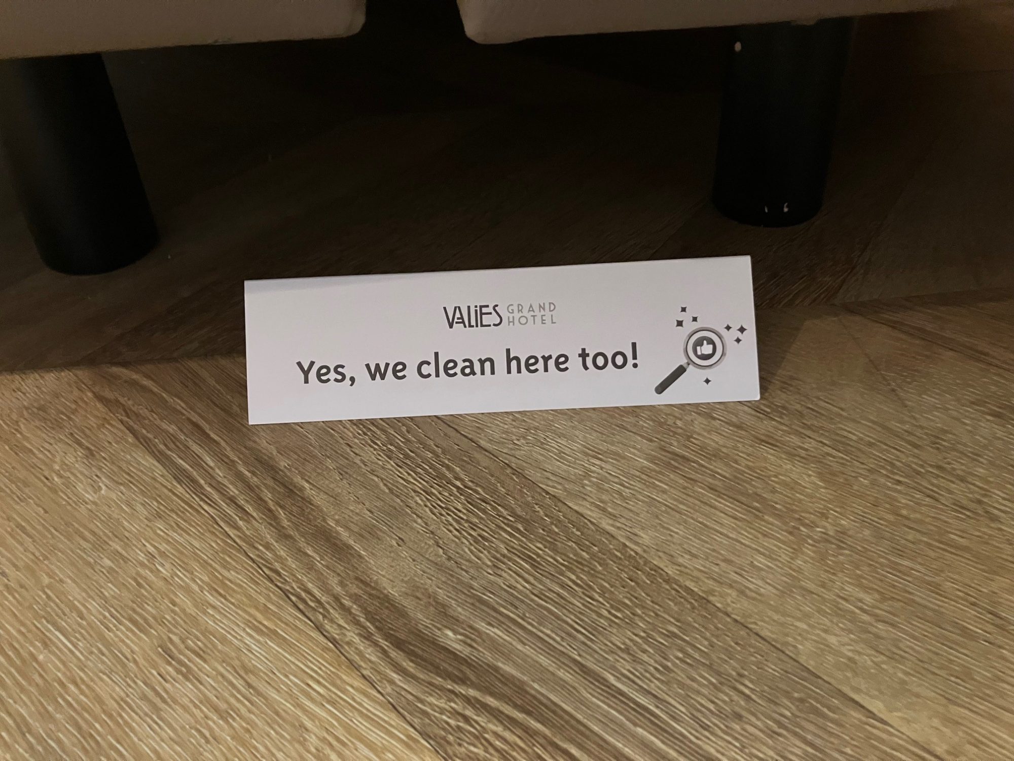 Kaart onder bed bij Grand Hotel Valies