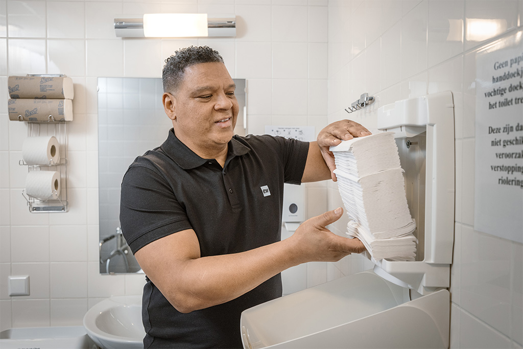 Vullen van papieren handddoekjes