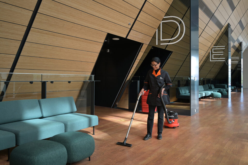 Schoonmaakmedewerker Lima aan het werk