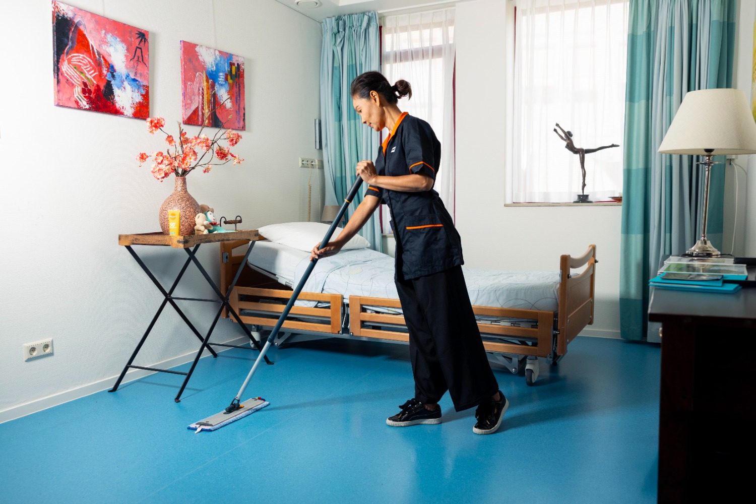 Schoonmaakdienstverlening in de zorg. Schoonmaken kamer bewoner